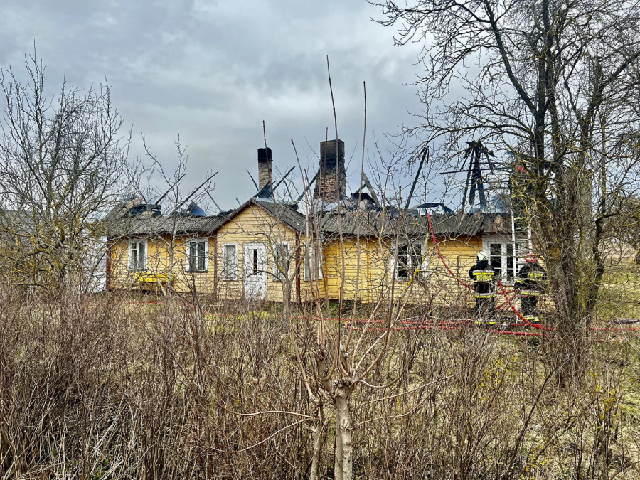 Ukmergės PGT nuotr. Po gaisro namas liko be stogo.