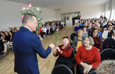 Rajono savivaldybės meras Darius Varnas sveikina medikus su profesine švente.  Dainiaus Vyto nuotr.