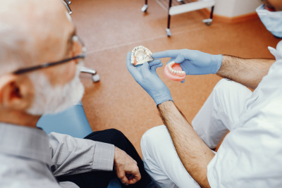 Dantų protezavimas: patogus ir estetiškas sprendimas netekus dantų