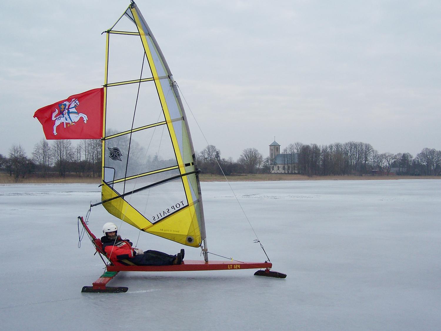 Ant užšalusio ežero – vėjaračių varžybos / Ledo rogių entuziastai Vasario 16-ąją šventė ant Lėno ežero.
