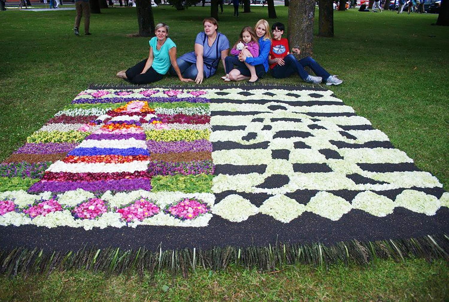 Anykščių šventėje patiesti gėlių kilimai / Spalvingus floristinius kilimus sukūrė dvi ukmergiškių komandos.