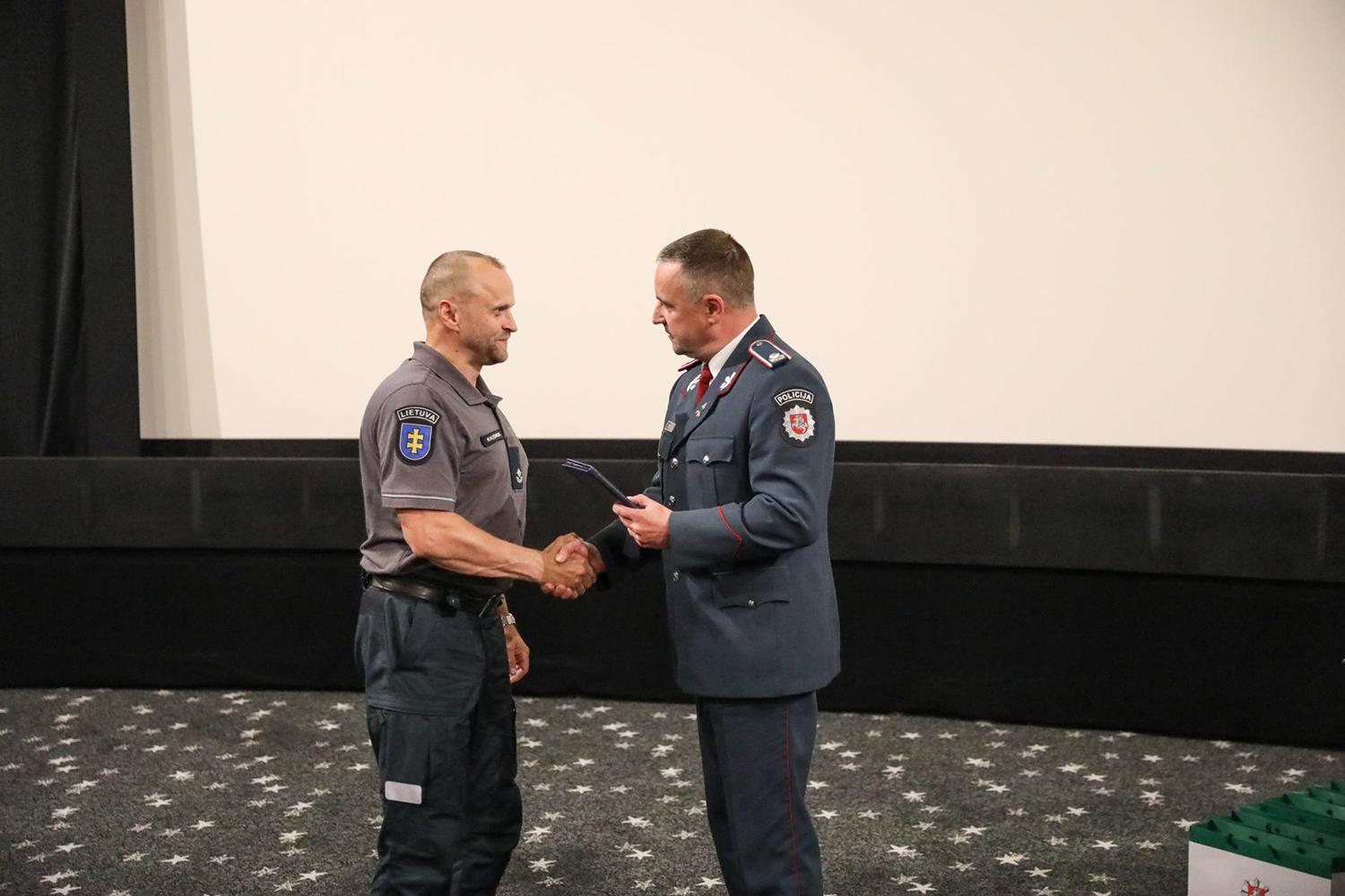 Apdovanotas I-ojo laipsnio policijos pasižymėjimo ženklu / Ukmergės RPK nuotr. Gediminui Kalesnykui įteiktas apdovanojimas.