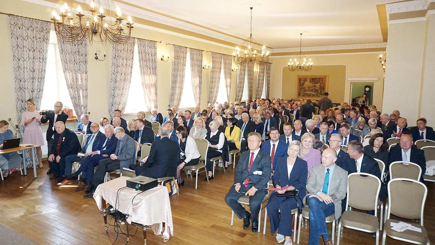 Aptarė metų iššūkius ir ilgalaikius savivaldos siekius / Taujėnų dvare susirinko 58-ių šalies savivaldybių atstovai.  Daivos Zimblienės nuotr.