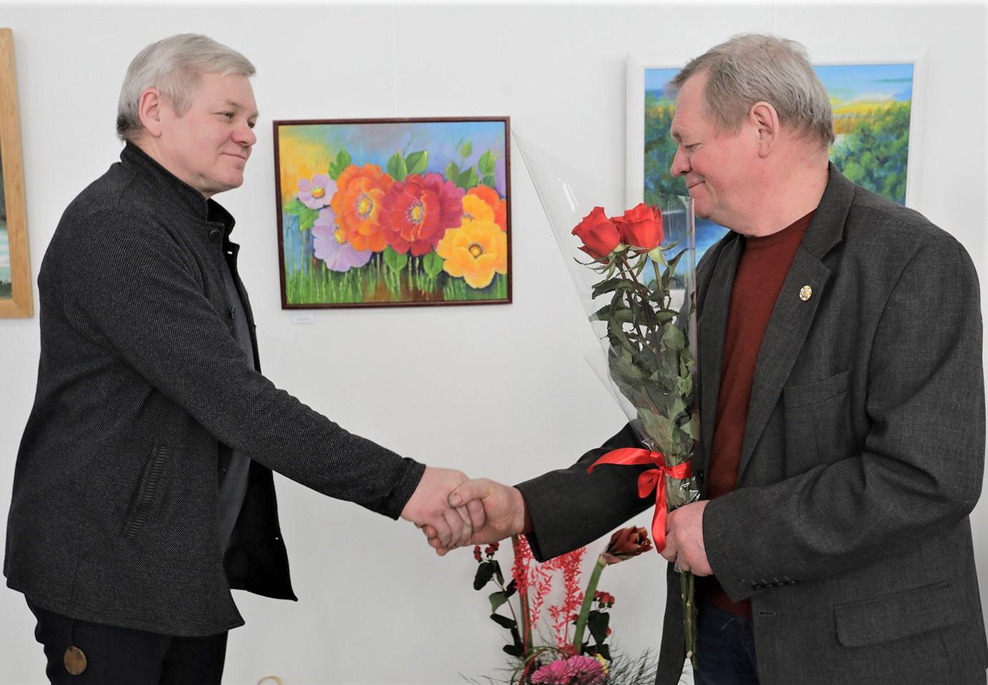 Atidaryta tradicinė tautodailės paroda / Ukmergės kultūros centro nuotr. Naująjį draugijos pirmininką Stanislovą Zinkevičių gėlėmis pasveikino buvęs vadovas Rimantas Zinkevičius.