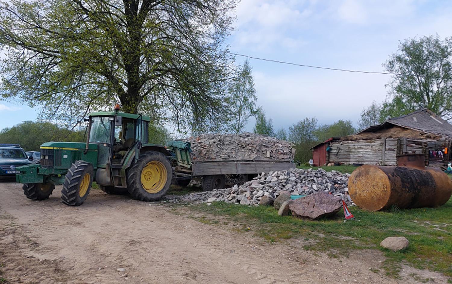 Atsikratė statybinio laužo – neteko traktoriaus / Aplinkos apsaugos departamento nuotr. Traktorius su priekaba atliekų.