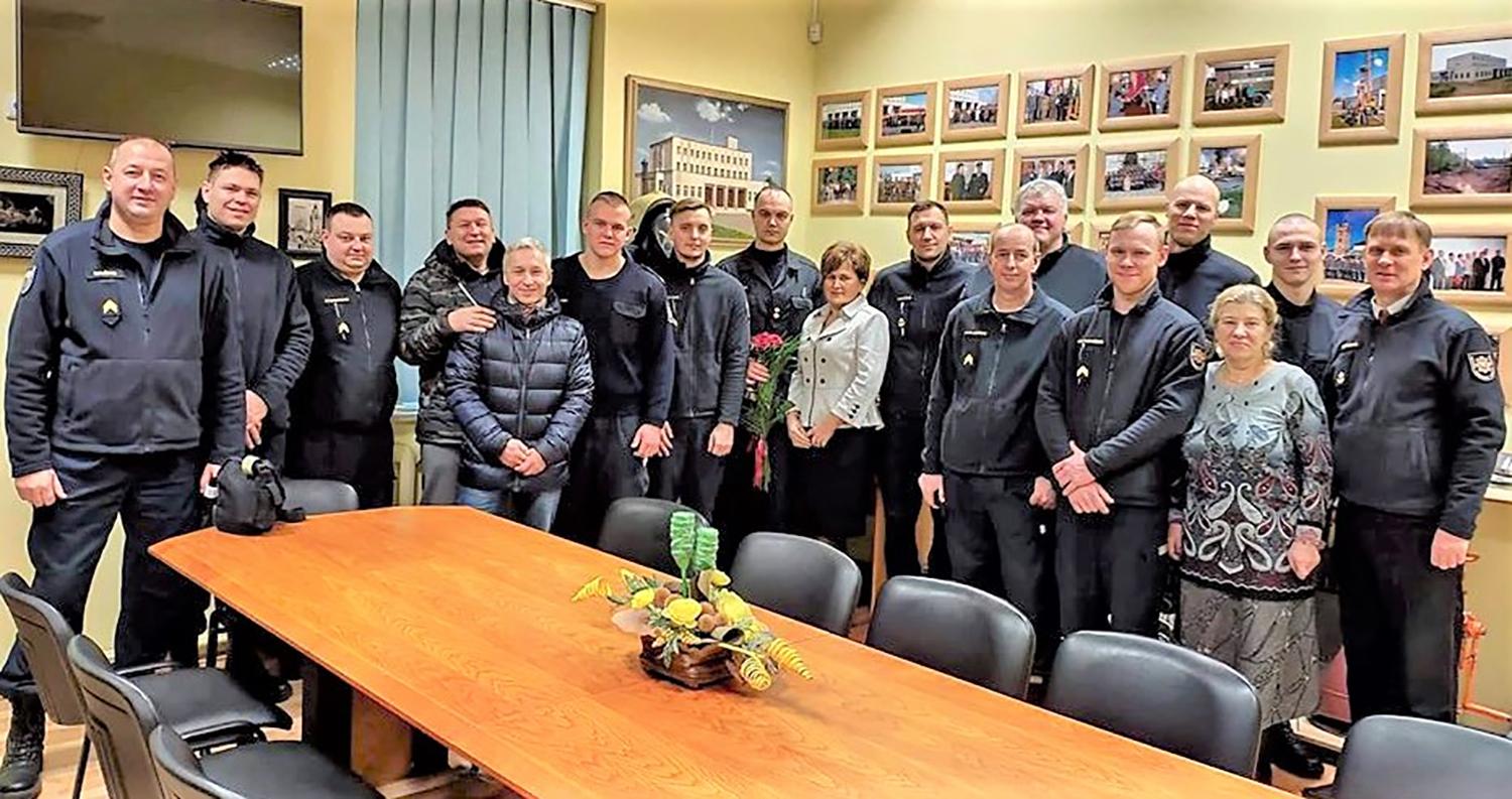 Atsisveikino su kolegomis / Ukmergės PGT nuotr. Ukmergės priešgaisrinės gelbėjimo tarnybos kolektyvas.