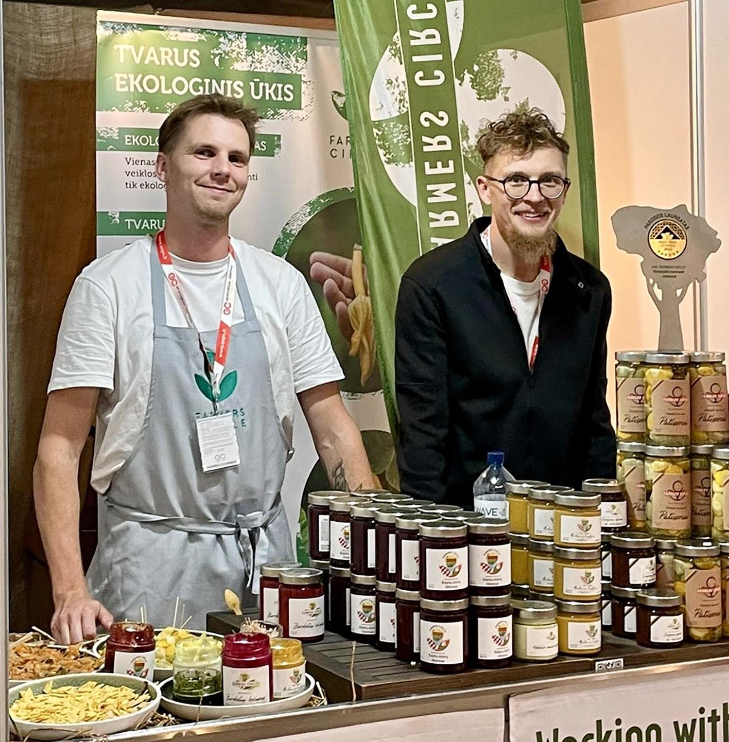 Aukso medalis – mūsų rajone sukurtam burokėlių kečupui / UAB „Farmers Circle“ perdirbimo padalinio vadovai Sigitas Pūkys (kairėje) ir Vytautas Burba pristato savo produkciją.