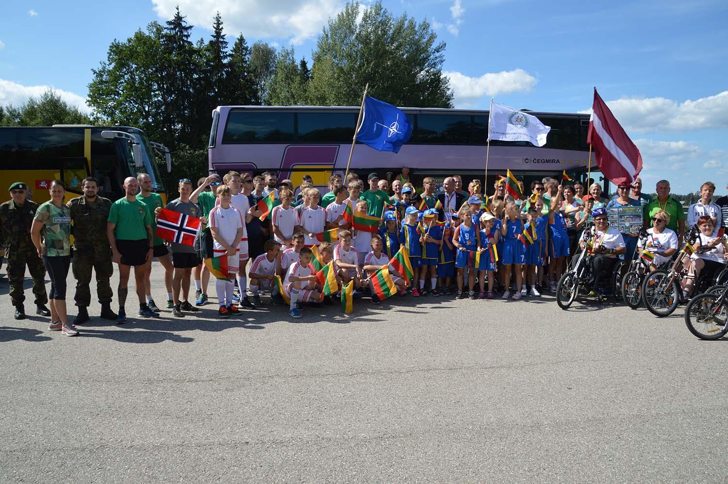 Baltijos kelią paminėjo sportininkai / Autoriaus nuotr. Tradicinis renginys kasmet sulaukia gausaus būrio entuziastų.