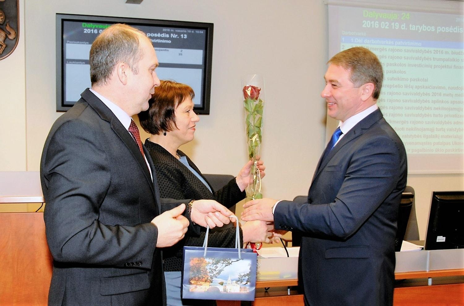 Biudžetą tvirtino be aistrų / Gedimino Nemunaičio nuotr. Rajono meras R. Janickas pasveikino Klavdiją Stepanovą ir Valdą Petronį.