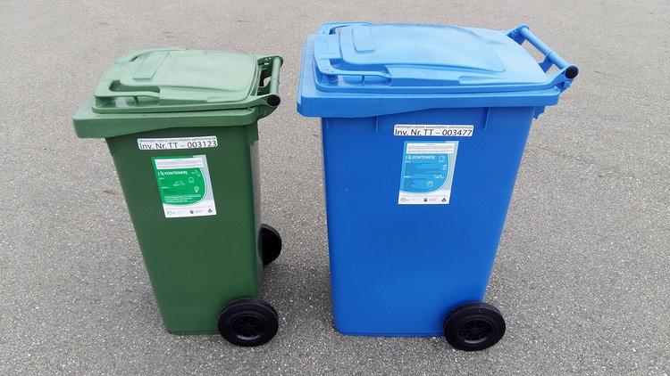 Bus dalinami pakuočių atliekų surinkimo konteineriai / Gyventojai vietoje spalvotų maišų gaus mėlynus ir žalius konteinerius.