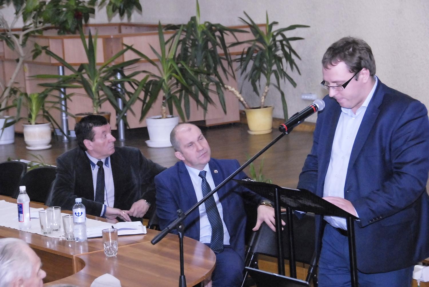 Butų ūkio direktorių apipylė priekaištais / Gedimino Nemunaičio nuotr. G. Pociaus (dešinėje) pasisakymą išklausė ir rajono vadovai S. Jackūnas ir R. Janickas.