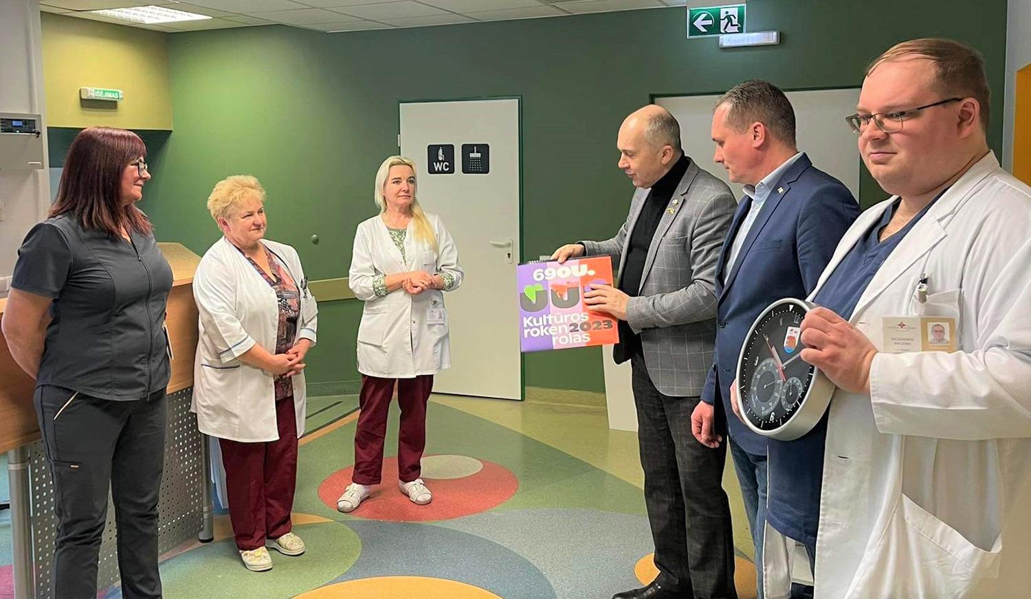 Buvusiose Akušerijos skyriaus patalpose gydomi demencija sergantys pacientai / Skyriaus darbuotojų su įkurtuvėmis pasveikinti atėjo rajono vadovai.