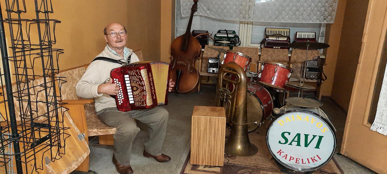 Dainaviškio kolekcijoje – muzikos instrumentai iš viso pasaulio / Stasys Ašmontas muzikuoja ir kolekcionuoja muzikos instrumentus.