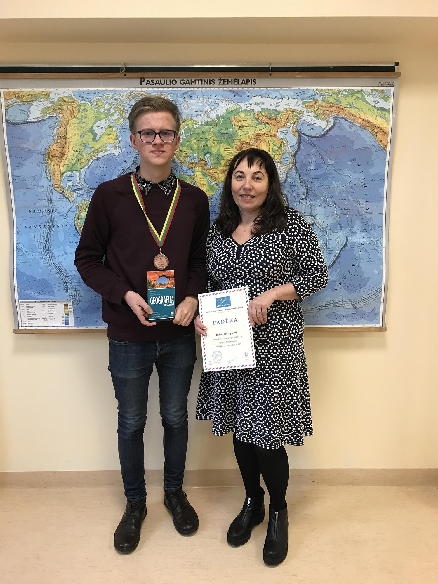 Dalyvavo geografijos žinių konkurse / Jono Basanavičiaus gimnazistų geografijos mokytoja Daiva Prokapienė džiaugėsi savo auklėtinio Pijaus Brazinsko sėkme.