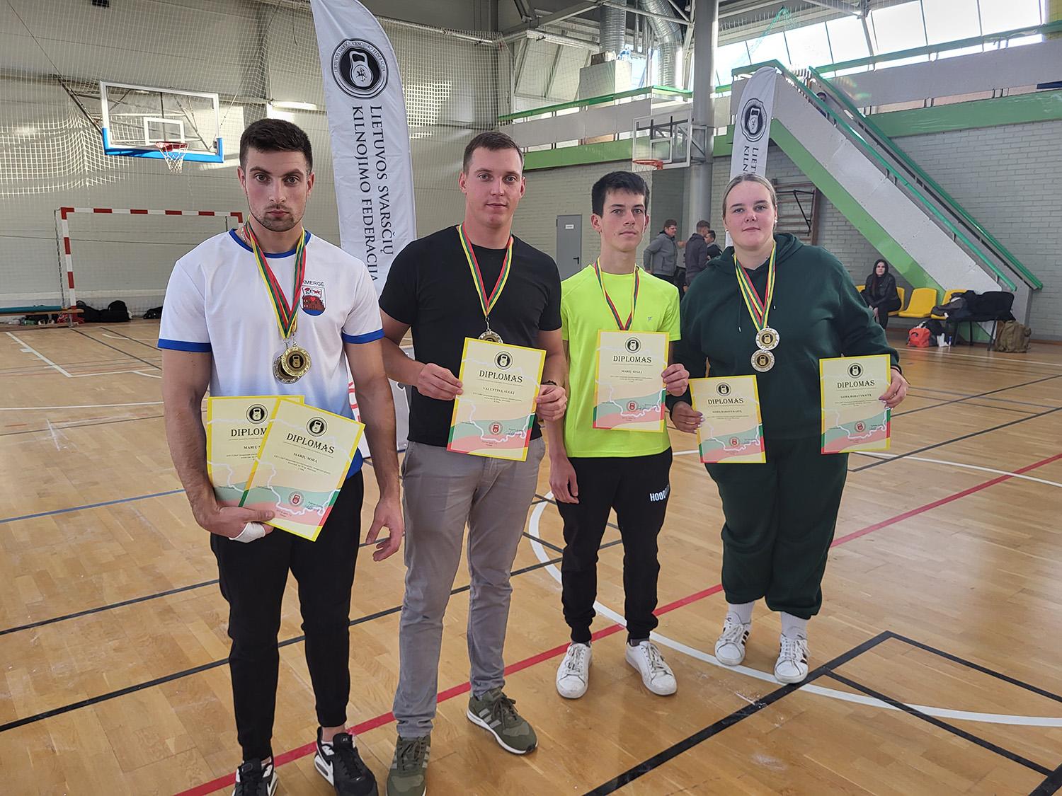 Dalyvavo Lietuvos svarsčių kilnojimo federacijos rovimo rungties čempionate Tauragėje / Taujėnų miestelio sportininkai puikiai pasirodė čempionate.