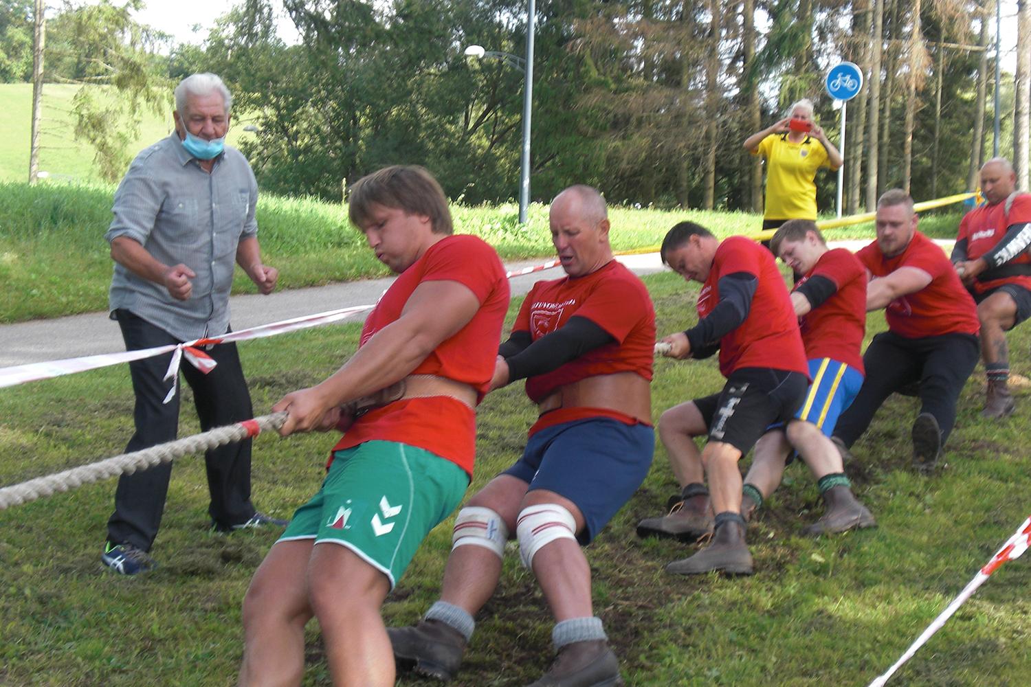 Dalyvavo seniūnijų zoninėse varžybose / Virvės traukime puikiai pasirodė mūsų rajono vyrai.