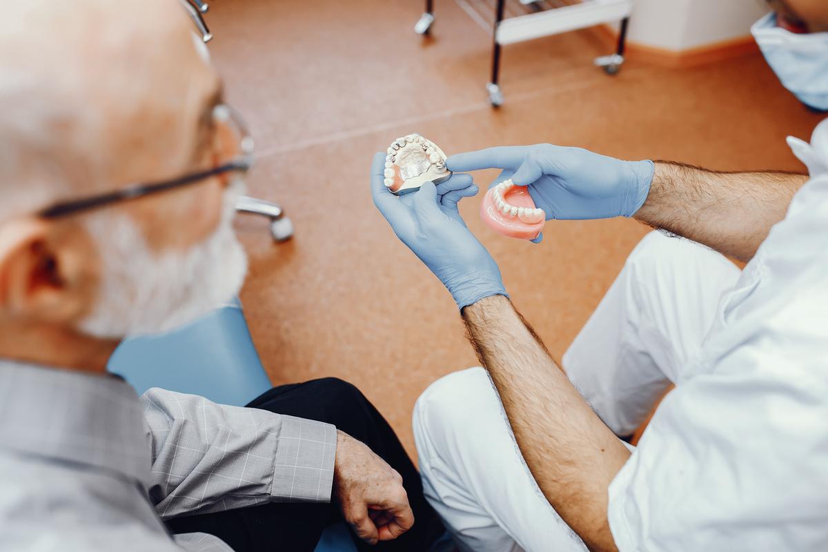 Dantų protezavimas: patogus ir estetiškas sprendimas netekus dantų /