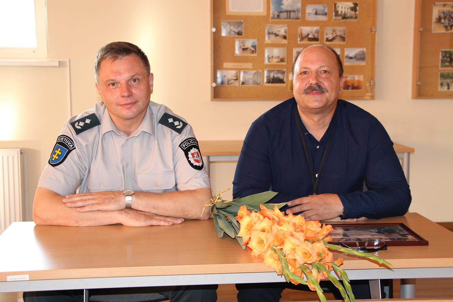 Darbo policijoje etapas pabaigtas / Policijos komisariato viršininkas Saulius Kazlauskas (kairėje) už darbą dėkojo tarnybą policijoje baigusiam Audriui Petuškai.