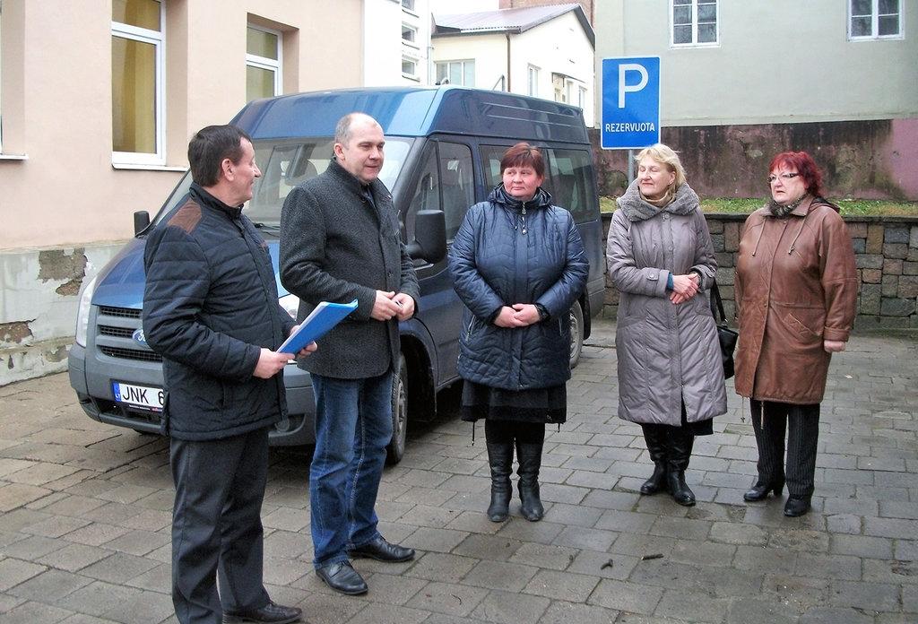 Dovanų gavo autobusėlį / Rajono vadovai perduoda autobusiuko dokumentus ir raktelius Ukmergės rajono neįgaliųjų draugijai. Vilmos Nemunaitienės nuotr.