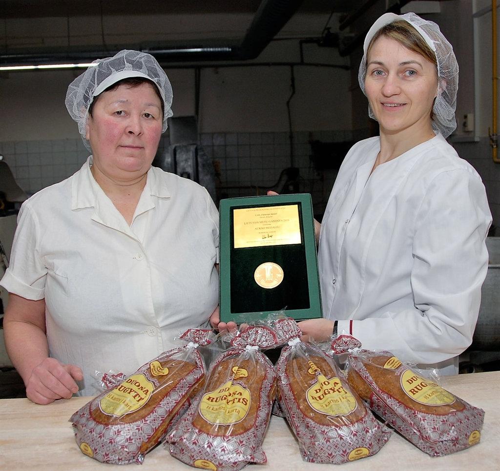 Duonai „Rugytis“ – aukso medalis / Lidija Mikulina (minkytoja) ir Vilma Pavilavičienė (technologė). Gedimino Nemunaičio nuotr.