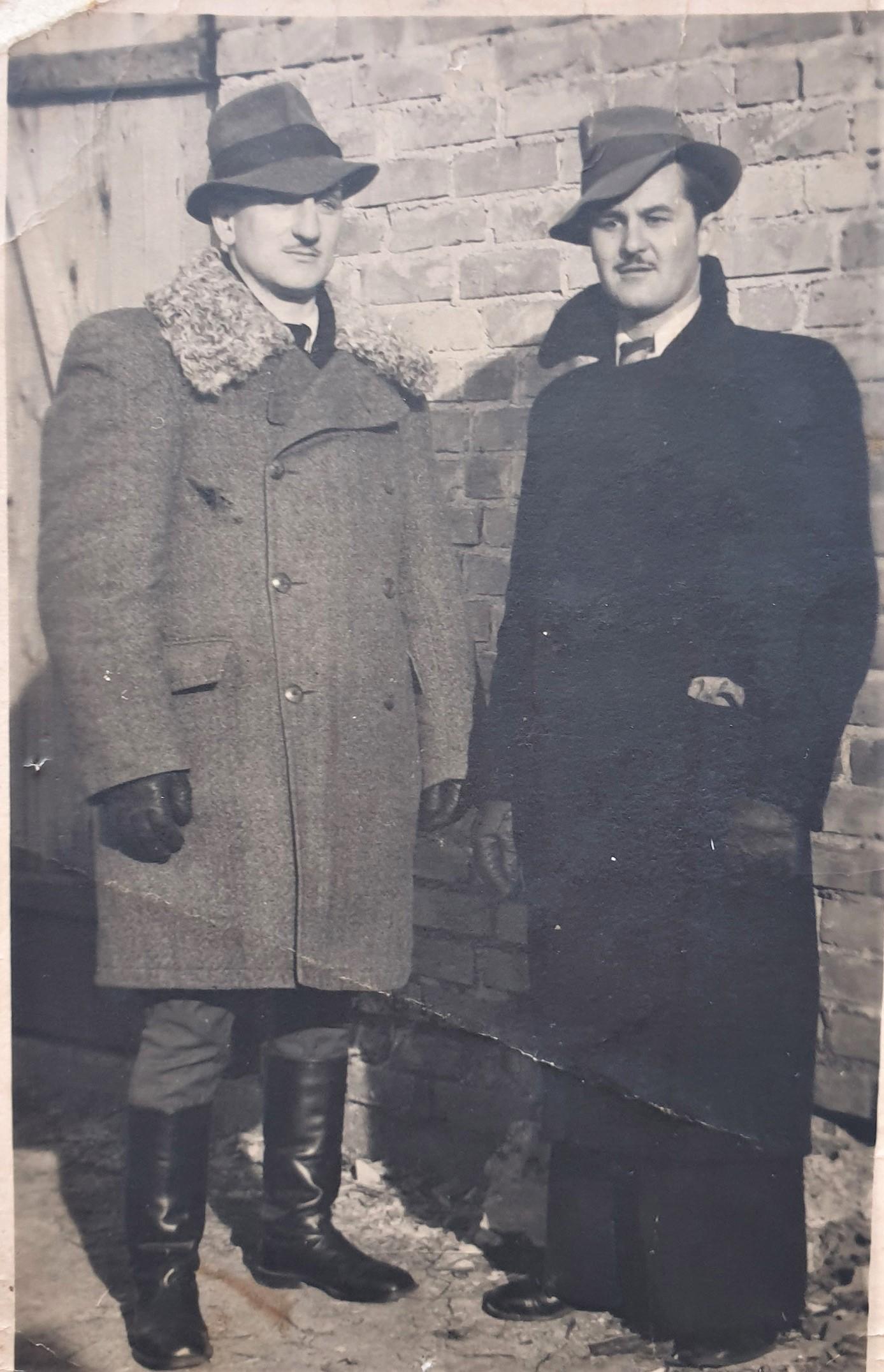 Dusyk ištremtas grįžo į Ukmergę / Henrikas Korsakas (dešinėje) su pusbroliu Robertu Godliausku.  Z. Renkauskienės asmeninio archyvo nuotr.