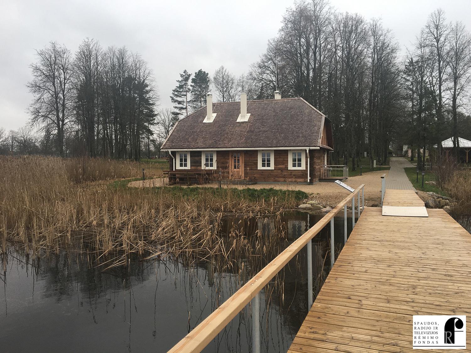 Dvaro lankytojus vilios ir rekonstruota pirtimi / Ant Lėno ežero kranto rekonstruota prezidento A. Smetonos pirtis.