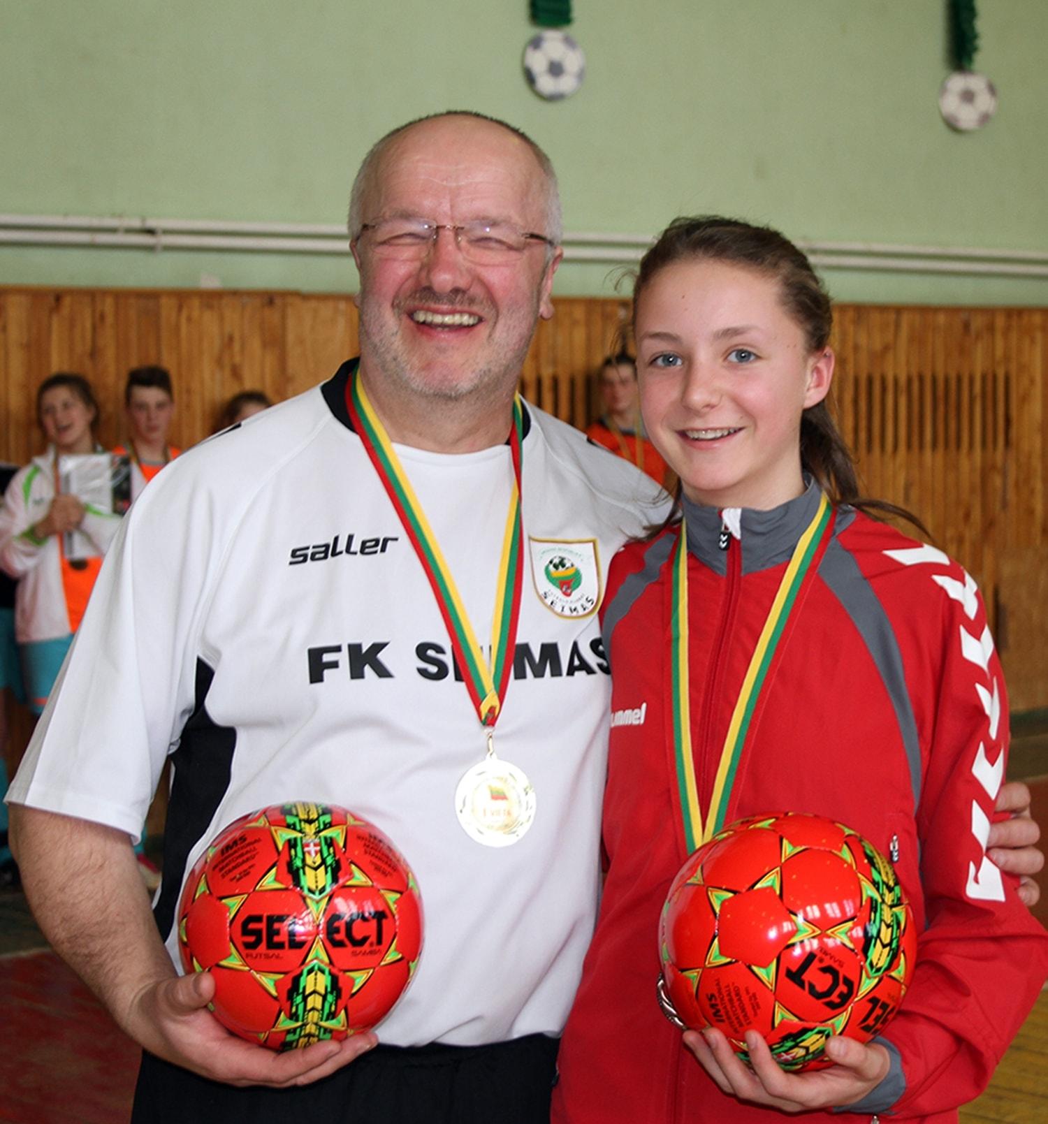Futbolą žaidė su seimūnais / Vyriausias komandų žaidėjas Juozas Olekas ir jauniausia komandų žaidėja Gabija Toropovaitė.