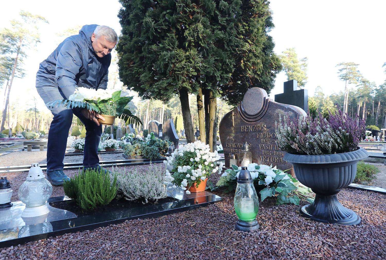 Futbolo turnyrą skyrė A. Benzos atminimui / Dainiaus Vyto fotoinformacija  Turnyro dalyviai aplankė netikėtai mirusio futbolininko Arvydo Benzos kapą.