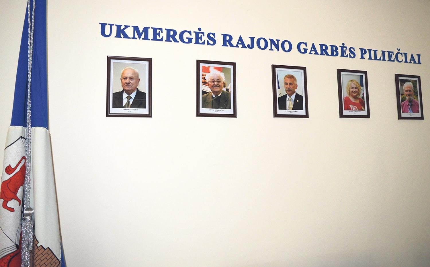 Garbės piliečio rinkimuose – trys kandidatai / Savivaldybės posėdžių salėje – Garbės piliečių nuotraukos.
