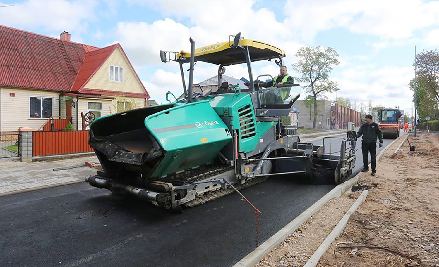 Gatvės atkarpa atverta po rekonstrukcijos / Bendrovės „Ukmergės keliai“ kelininkai dviem vientiso asfalto dangos sluoksniais perliejo gatvės atkarpą.  Dainiaus Vyto nuotr.