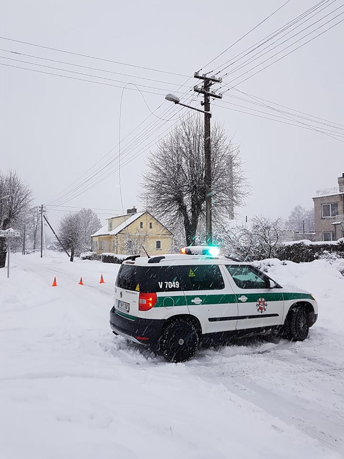 Gausus sniegas paliko be elektros / Elektros laidai nukrito ant Gruodžio 17-osios gatvės. Įvykio vietą teko saugoti policijos pareigūnams.