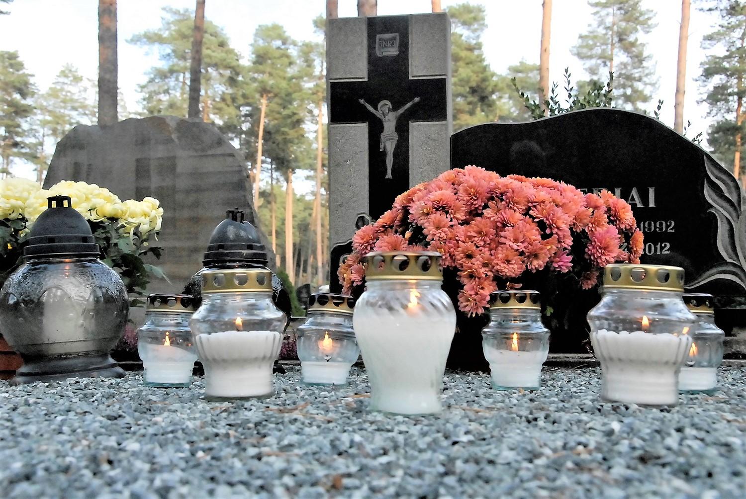 Gėlės sužysta ir ant apleistų kapų / Šiemet artimųjų kapus galima lankyti ilgiau.  Gedimino Nemunaičio nuotr.