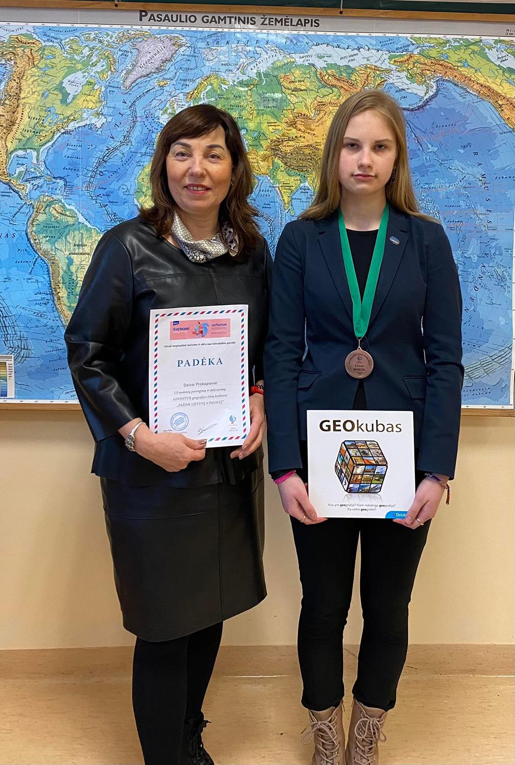 Geografijos žinių konkurse – prizinė vieta / Rugilė Lengertaitė (dešinėje) ir mokytoja Daiva Prokapienė.