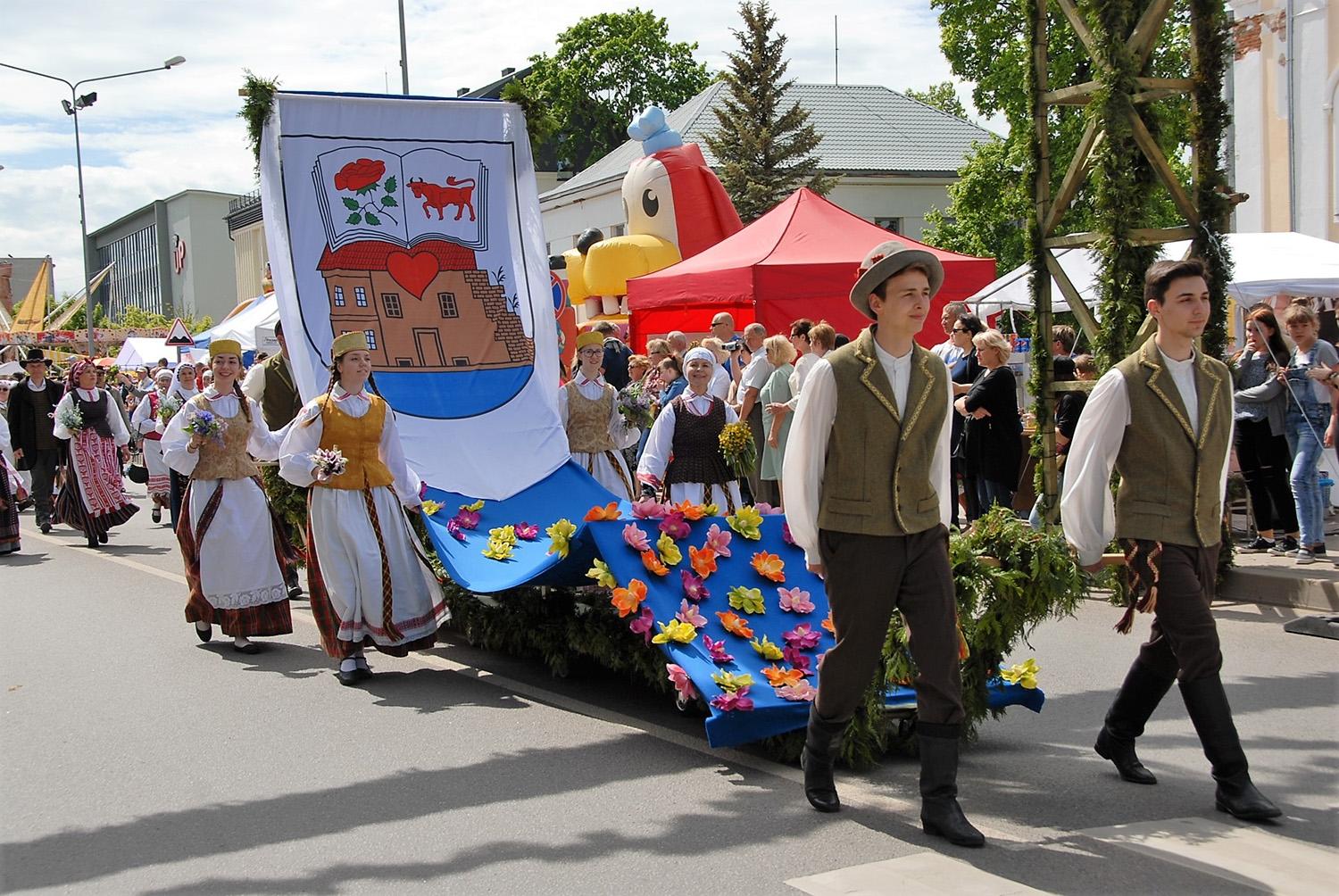 Gimtadienio proga miestas virto gėlių pieva / Šventės eitynėse šiemet dalyvavo beveik 1600 ukmergiškių ir miesto svečių. Gedimino Nemunaičio nuotr.