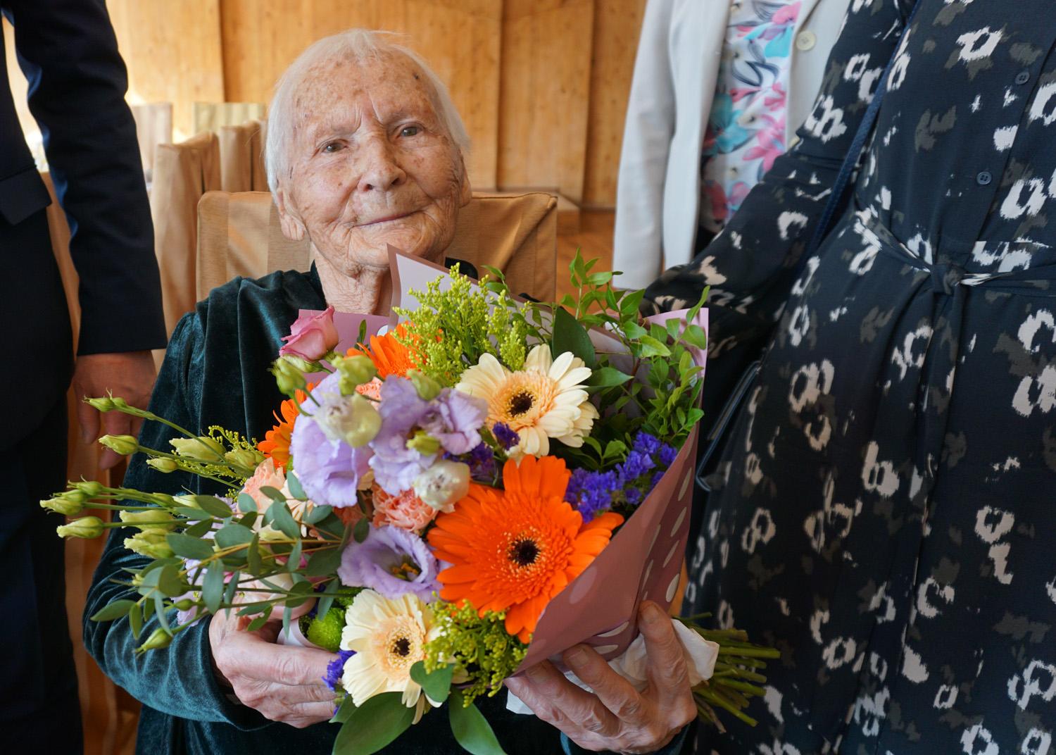 Gyvenimo sunkumai tik užgrūdino – atšventė 100-o metų sukaktį / Daivos Zimblienės nuotr. Juzė Talalienė pasveikinta su 100-o metų jubiliejumi.