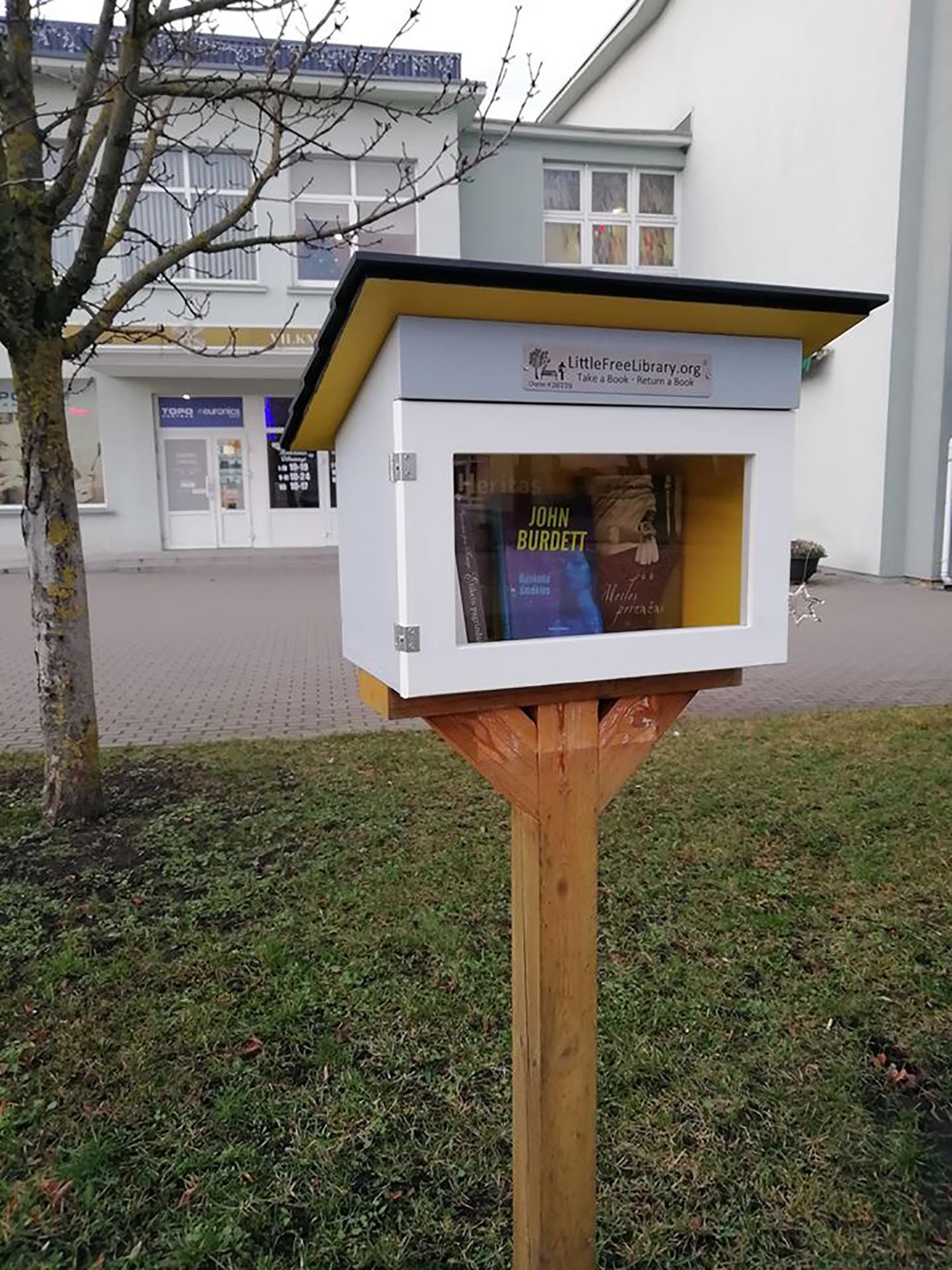 Į miesto centrą grįžo bibliotekėlė / Po kurio laiko mieste vėl stovi knygų namelis.