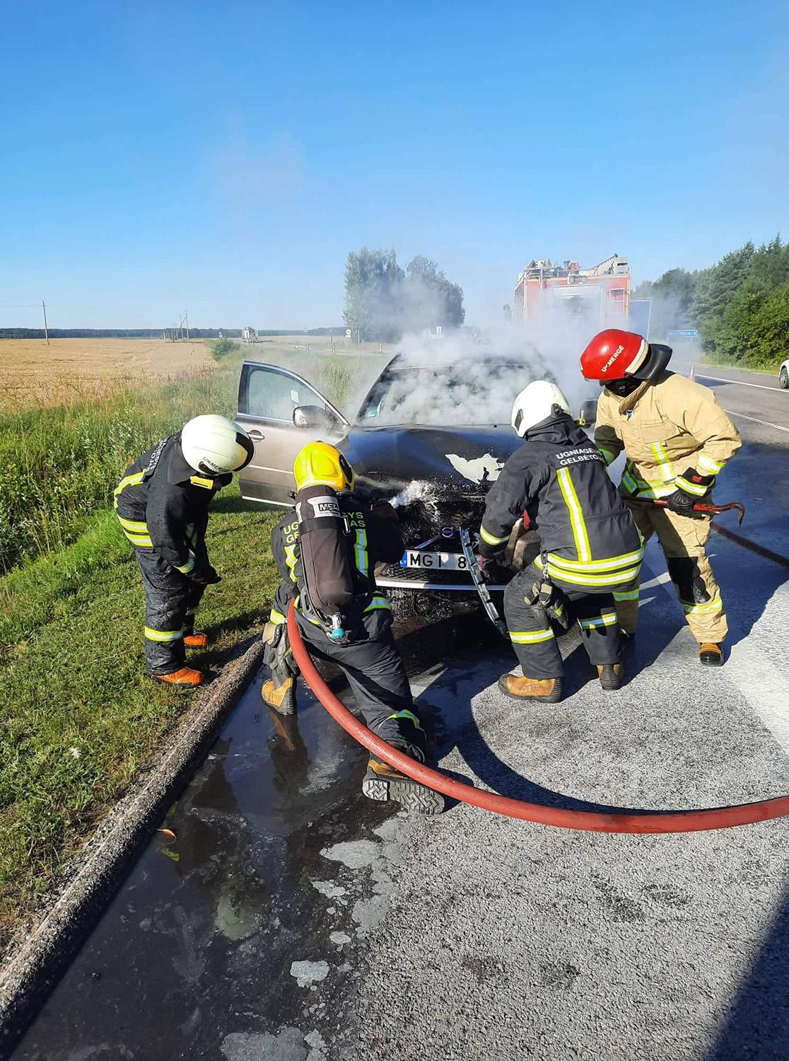 Į pavojų buvo patekę vaikai / Ukmergės PGT nuotr. Mašiną užgesino atvykę Priešgaisrinės gelbėjimo tarnybos ugniagesiai.