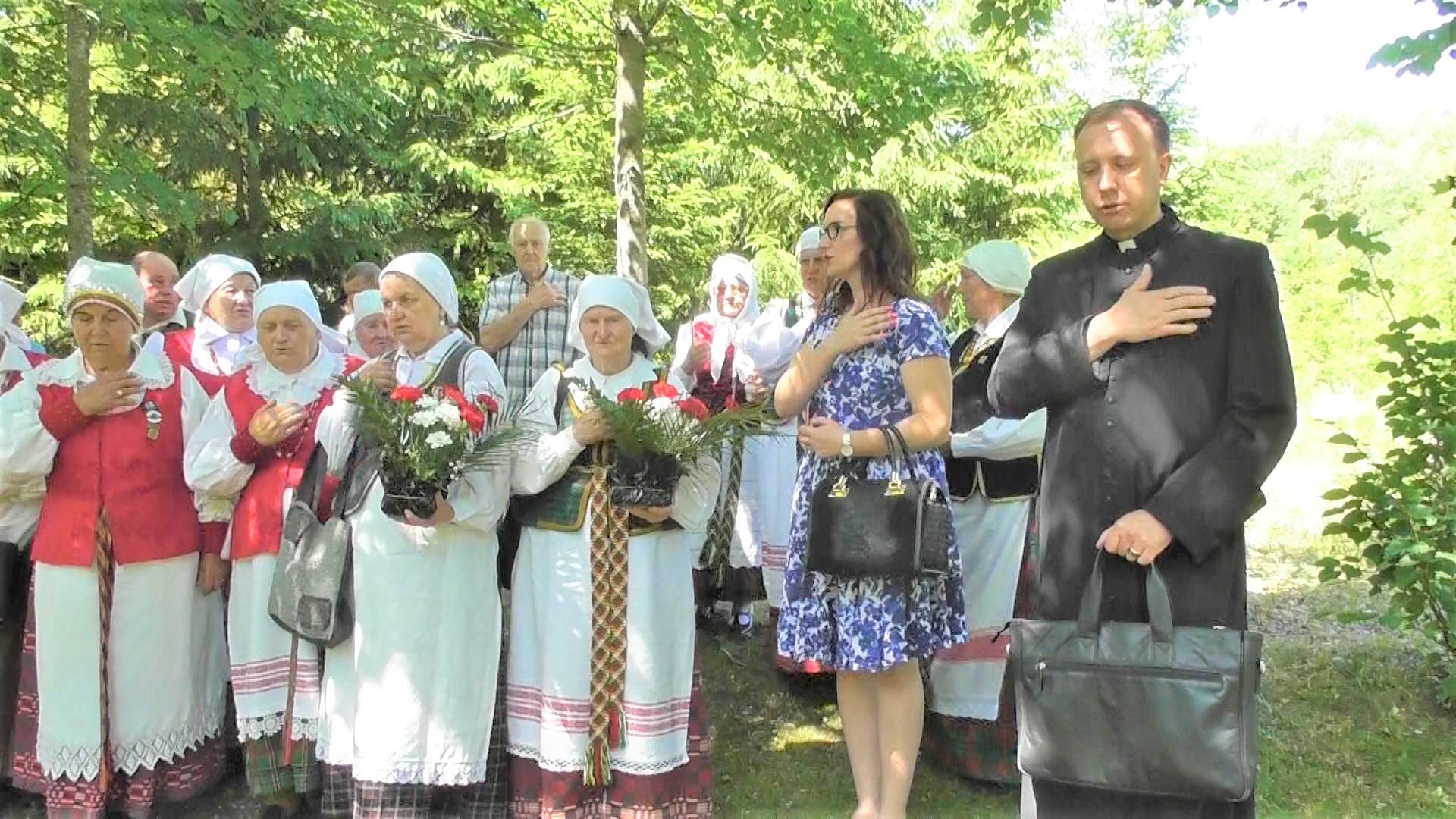 Į susitikimą atvyko ir Tigro būrio partizanas / Prie Kavarsko partizanų kapų. Kęstučio Zabielos nuotr.