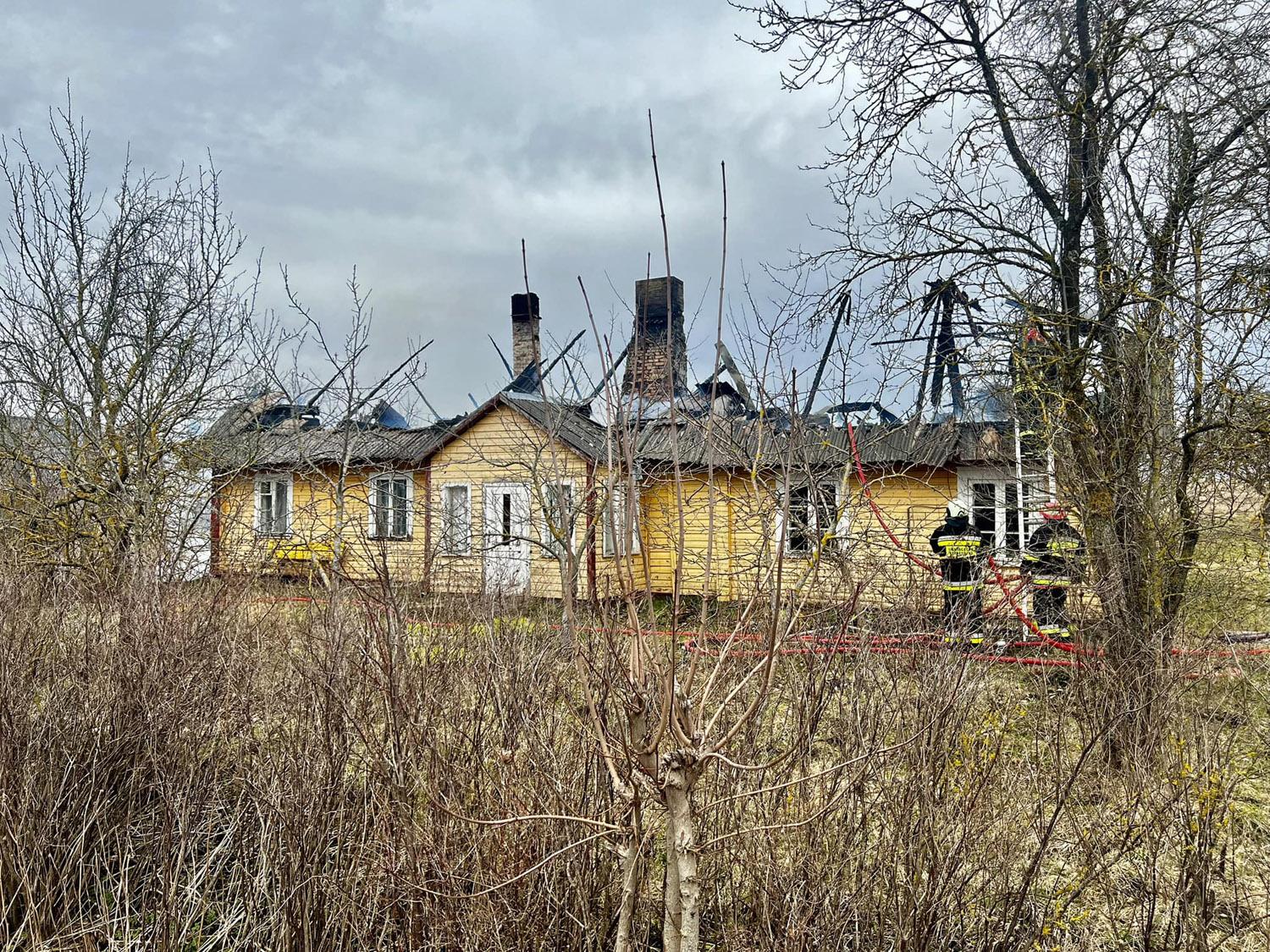 Iš degančio namo išgelbėjo žmones / Ukmergės PGT nuotr. Po gaisro namas liko be stogo.