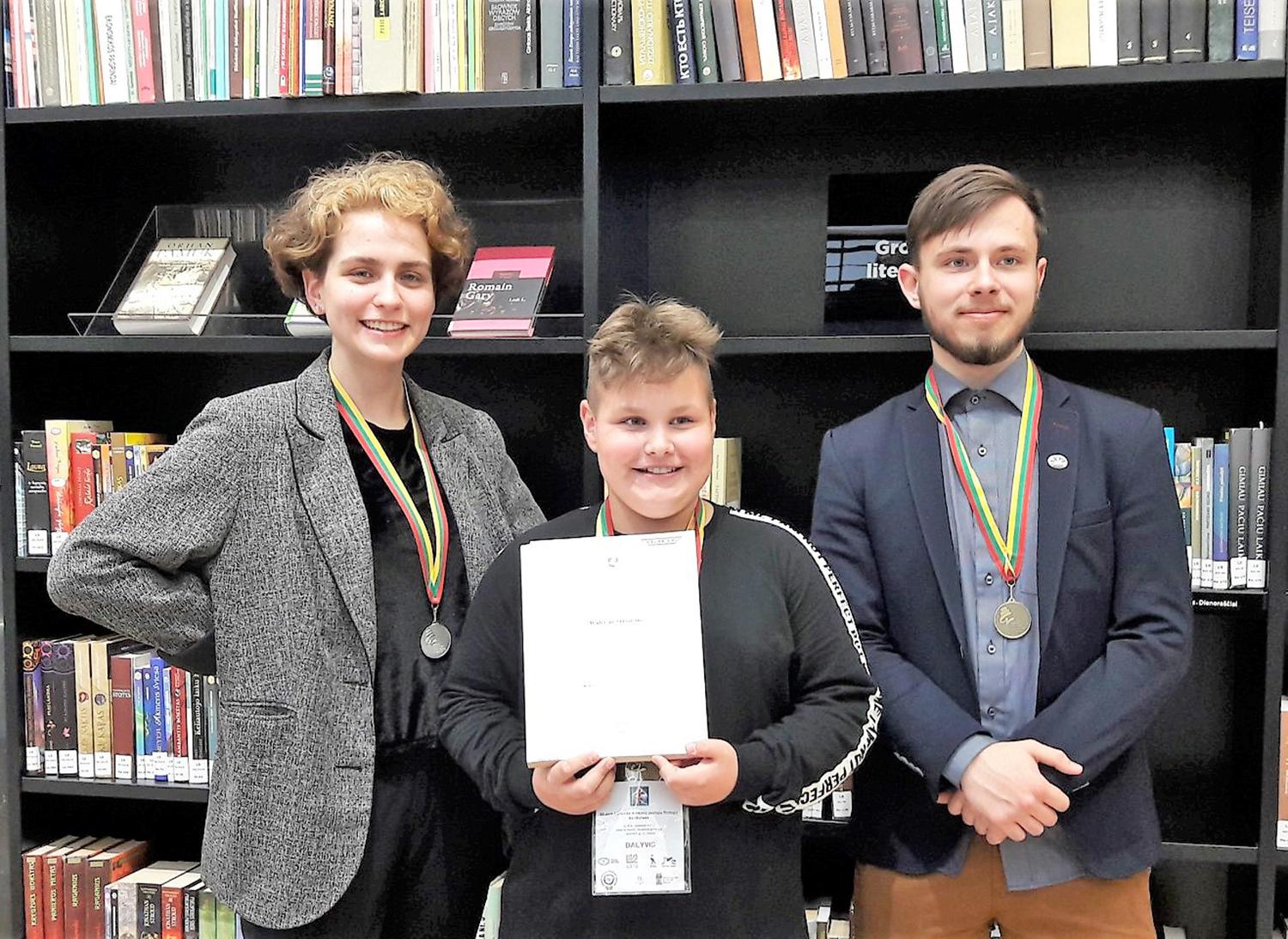 Iš filologų konkurso grįžo su medaliais / Ukmergiškiai – Lietuvos mokinių jaunųjų filologų konkurso laureatai.