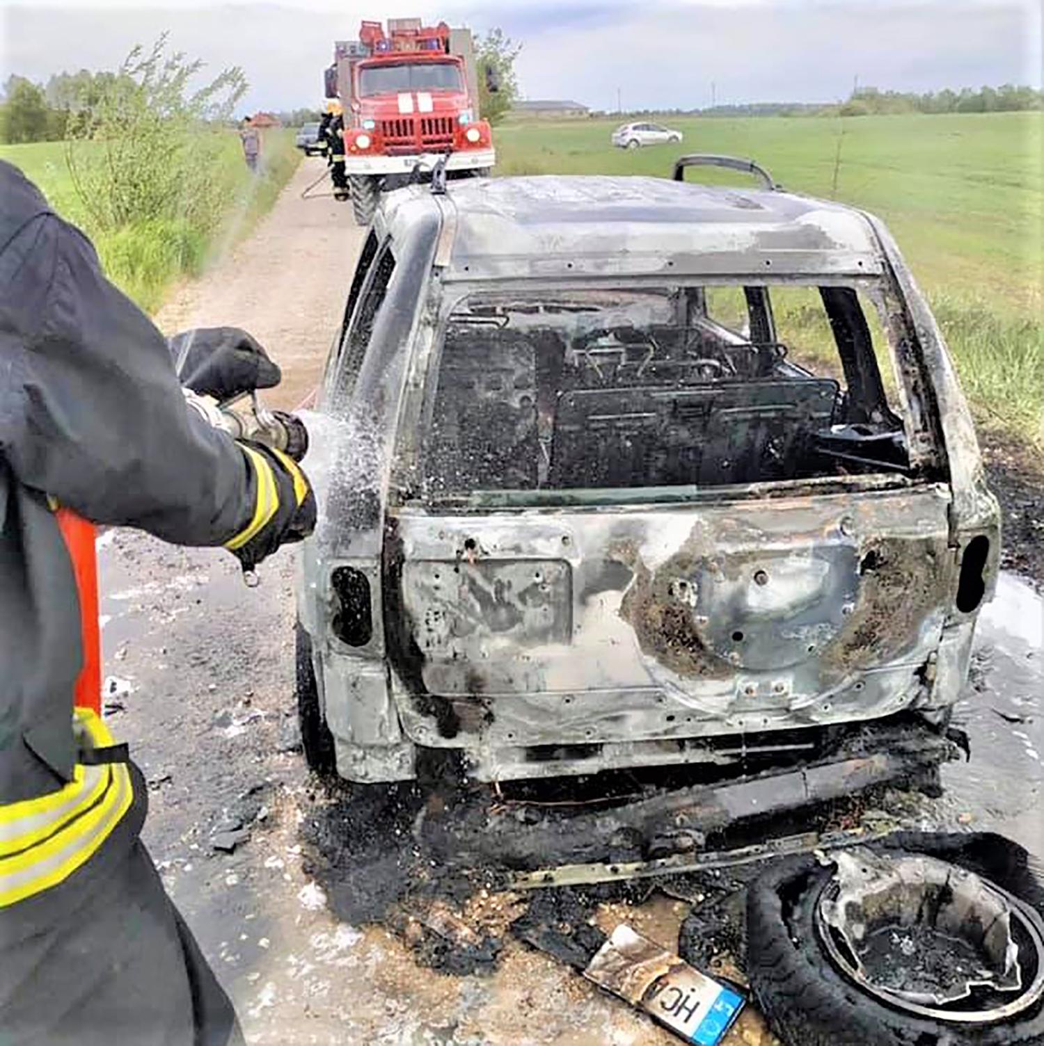 Iš šulinio iškeltas radinys su neaiškios kilmės medžiaga / Automobilis „Land Rover Freelander“ sudegė nepataisomai.  Ukmergės PGT nuotr.