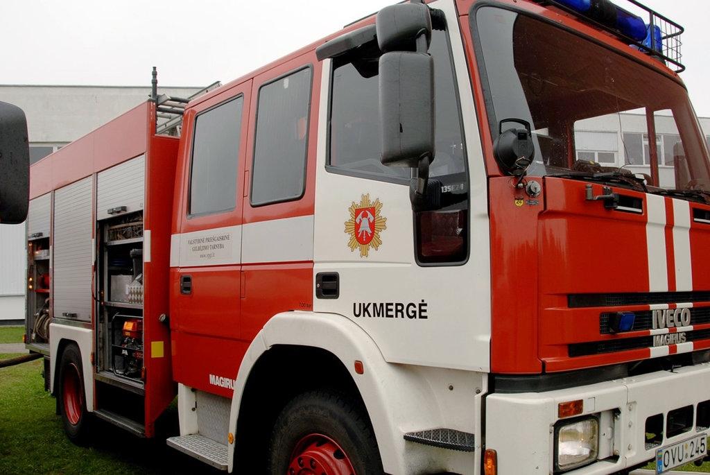 Išgąsdino kaimyno dejonės / Ukmergės priešgaisrinės gelbėjimo tarnybos ugniagesiai gelbėtojai. Gedimino Nemunaičio nuotr.