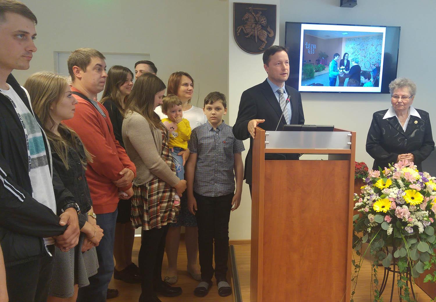 Iškilmingai pasveikinta garbės pilietė / 2019-ųjų Ukmergės rajono garbės pilietę Zitą Kriaučiūnienę (dešinėje) sveikino patys artimiausieji. Autorės nuotr.