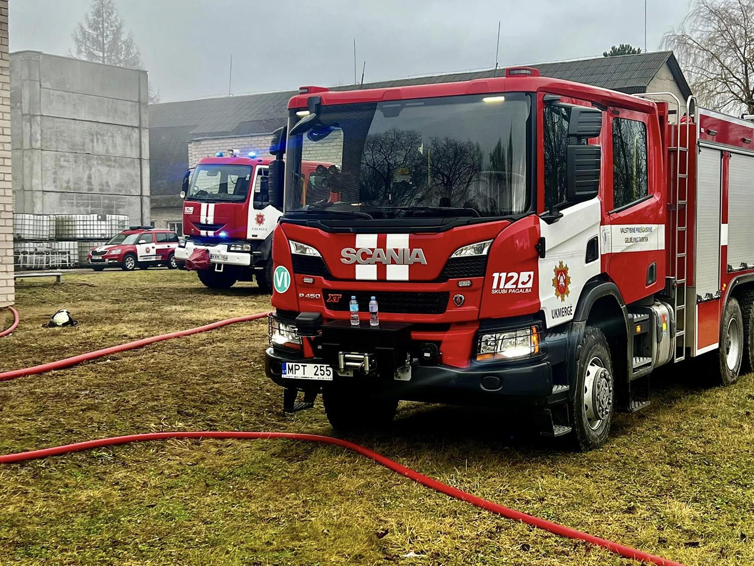 Iškvietimų į gaisrus ir nelaimes sumažėjo / Ukmergės PGT nuotr. Į įvykio vietą atskubėjo priešgaisrinės gelbėjimo tarnybos darbuotojai.