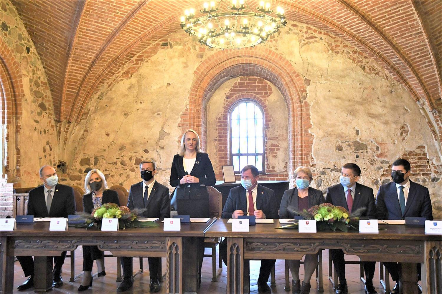 Įsteigė Vilniaus regiono plėtros tarybą / Trakų pilyje pasirašytas istoriniu vadinamas dokumentas.
