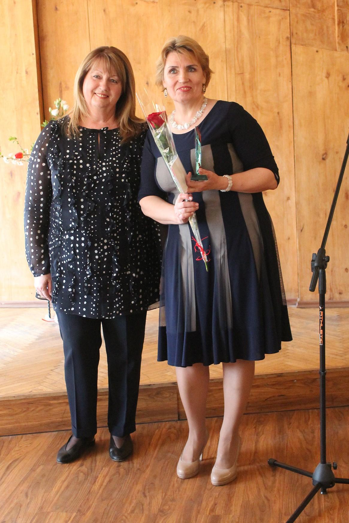 Įvairių profesijų dirbantiesiems įteiktos padėkos / Metų darbuotojai Genei Astikienei apdovanojimą įteikė Europos Parlamento moterų teisių ir lyčių lygybės komiteto pirmininkė Vilija Blinkevičiūtė.