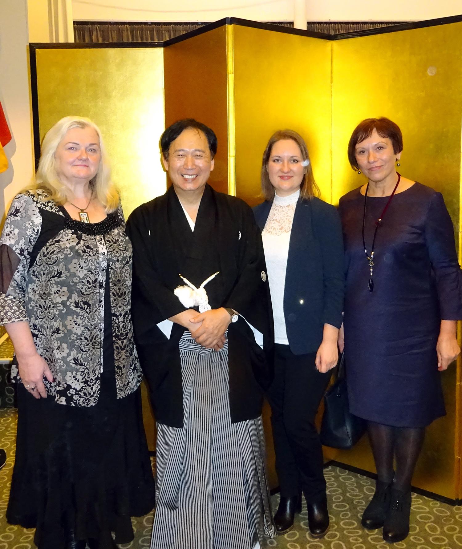 Japonų imperatoriaus gimtadienį šventė ir ukmergiškiai / Japonijos ambasados Lietuvoje ambasadorius Toyoei Shigeeda su viešniomis iš Ukmergės (iš dešinės): rajono savivaldybės mero pavaduotoja K. Stepanova