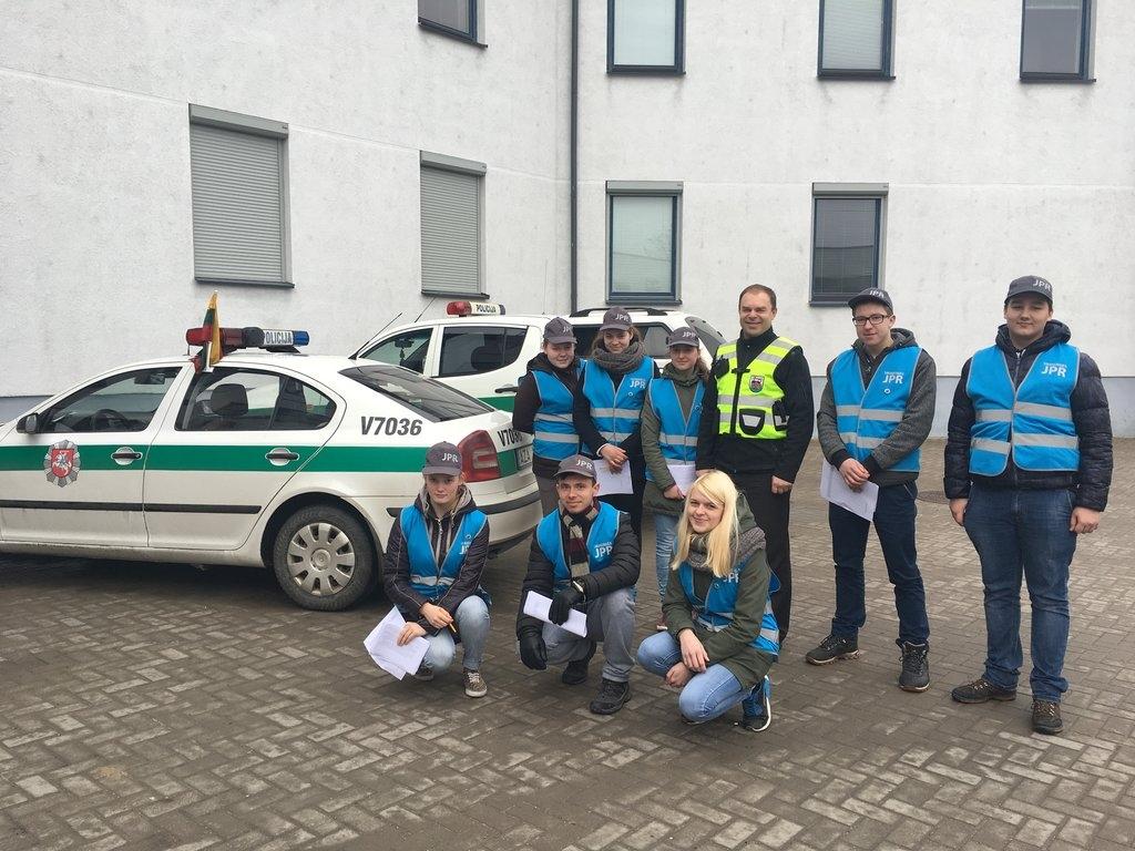 Jaunieji policijos rėmėjai Ukmergėje ragino gyventojus iškelti trispalves /