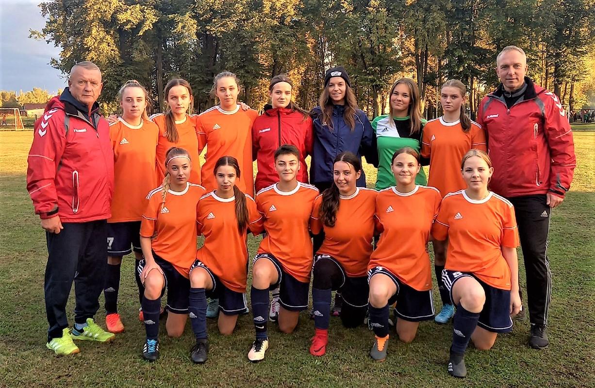 Jaunųjų futbolininkių pergalės šalies arenose / „SC-Ukmergė“ komanda.