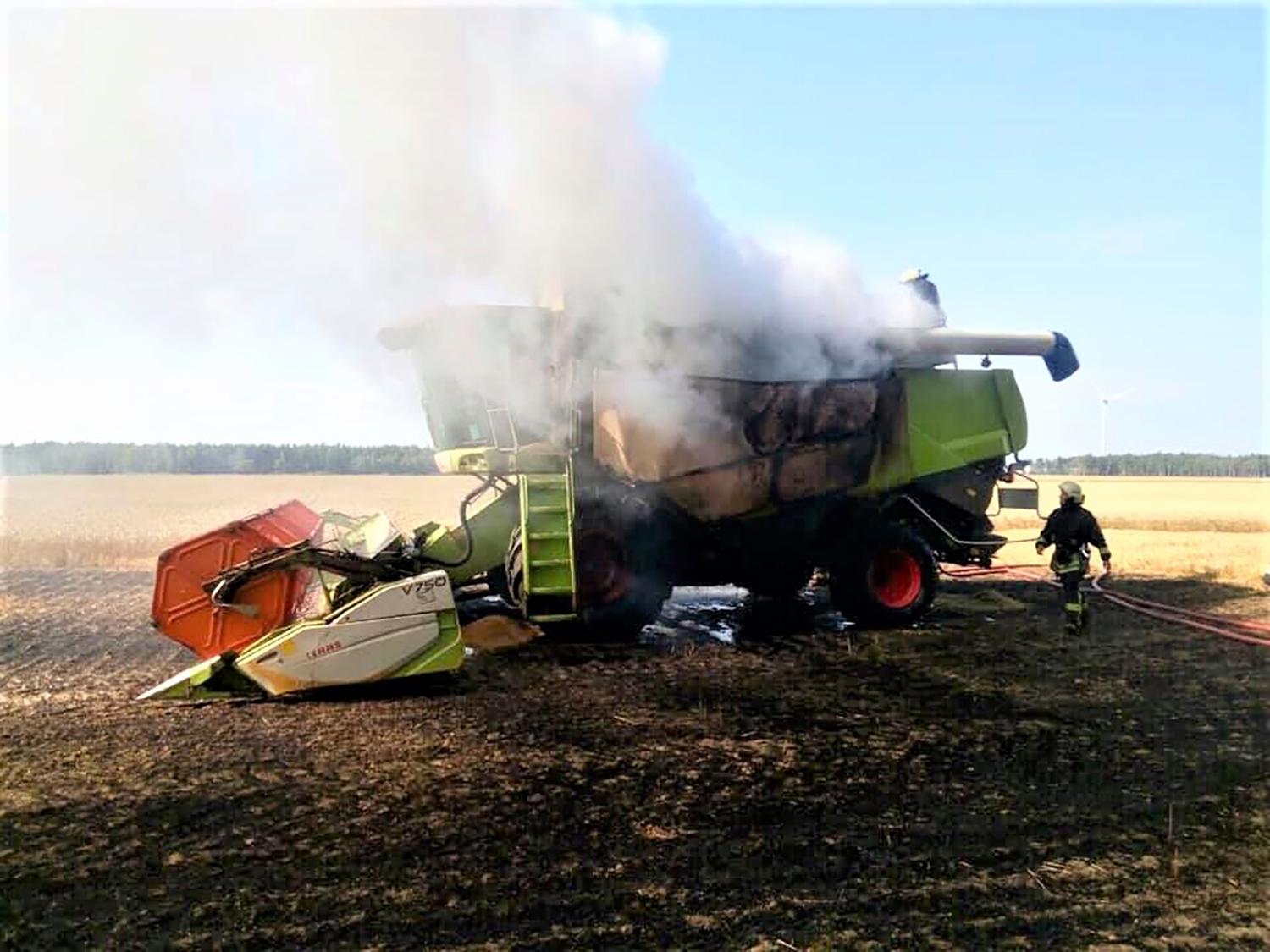 Javapjūtės pavojus – kombainų gaisrai / Kasmet ugnis sunaikina apie 60 žemės ūkio technikos vienetų.Ukmergės PGT ntr.